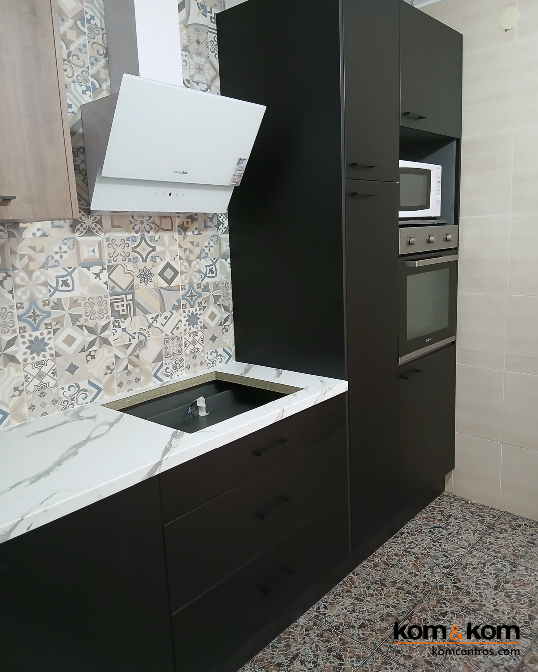 cocina original: negro, madera y azulejos vintage